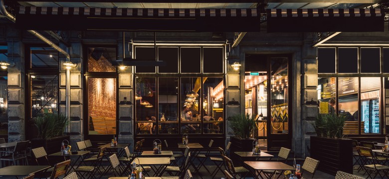 75 gości jadło kolację. Włamywacze weszli głównym wejściem... wyszli przez dach, z sejfami