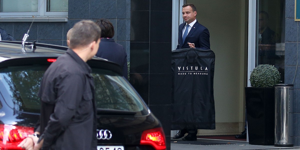 Prezydent Andrzej Duda niesie garnitur