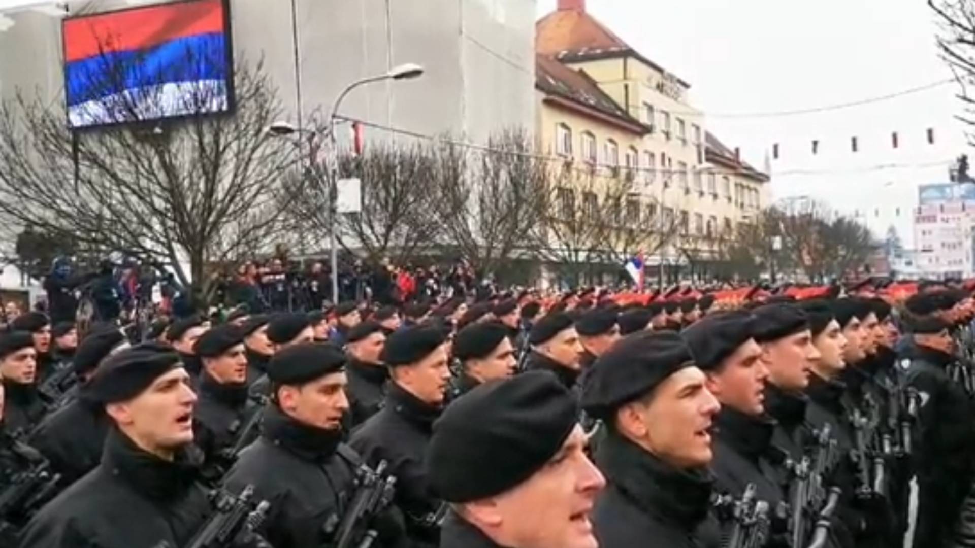 Dodik je naručio vojnicima da pevaju kafansku pesmu na proslavi Dana Republike Srpske i bojimo se da znamo razlog