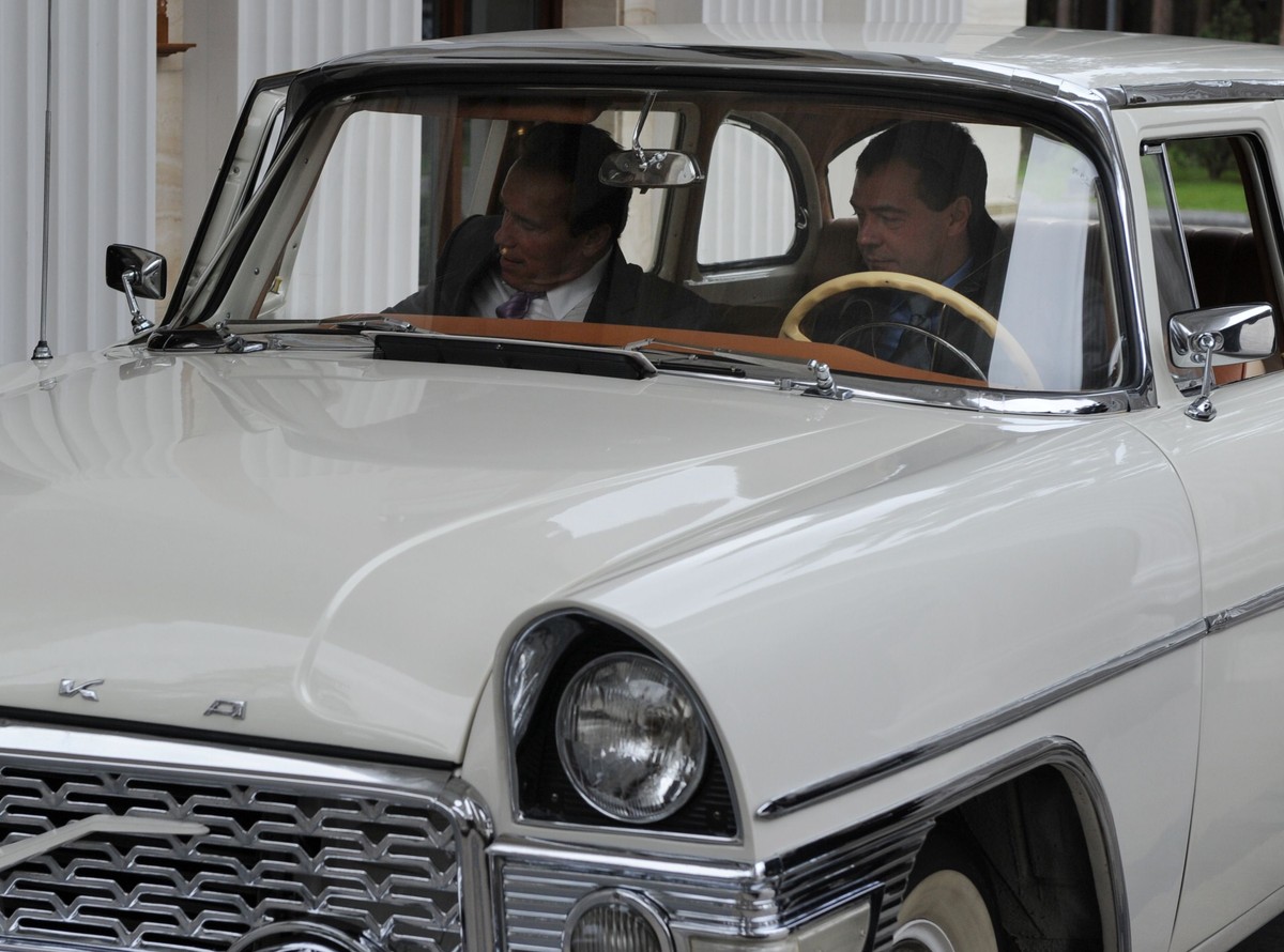 Arnold Schwarzenegger i Dmitrij Miedwiediew w należącej do gospodarza zabytkowej Czajce.