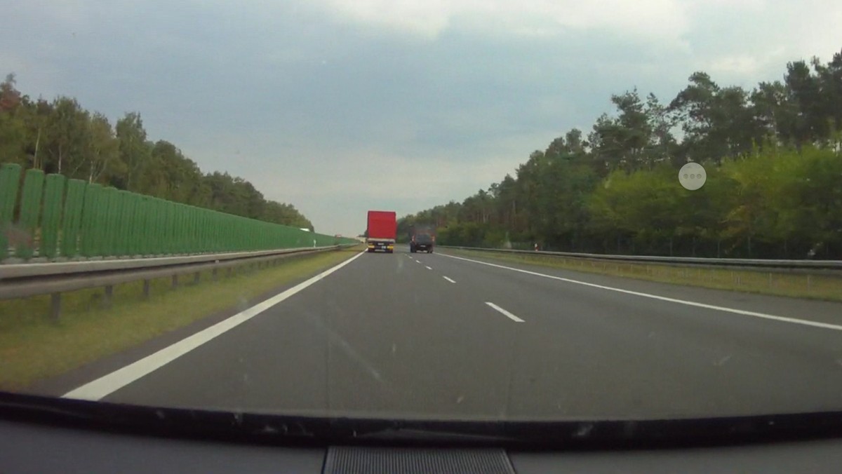 Niemal każdy kto jeździ polskimi autostradami mógł to wielokrotnie zaobserwować. Jazdę z jednostajną prędkością kierowcom samochodów osobowych, przerywają nagle wyprzedzające się ciężarówki. Niektórzy kierowcy tirów potrafią wykonywać ten manewr nawet przez kilka kilometrów, skutecznie blokując ruch na drodze.