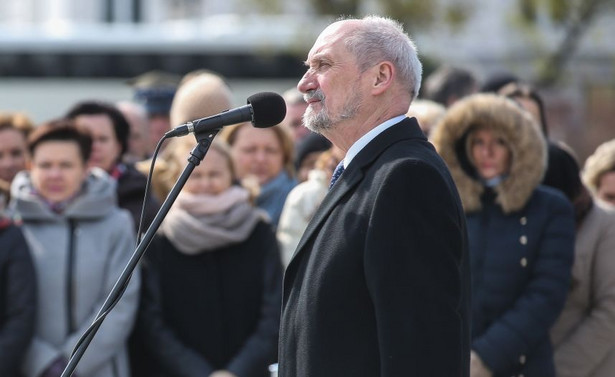 Macierewicz: Stołeczny garnizon ma obowiązek strzec popiersia L. Kaczyńskiego