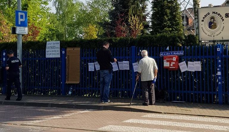 Pikieta "Chryja Pod Radiem Maryja"