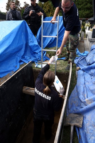 Ekshumacje na 'Łączce' na Powązkach