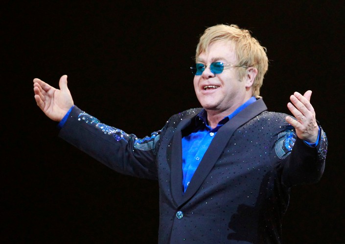4. Elton John – 320 mln dolarów