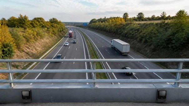 Pohľad z diaľničného mosta, kde sú nenápadne umiestnené dve kamery systému Monocam sledujúce premávku – vodiči ich pri jazde prakticky nezbadajú.