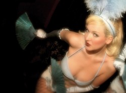 Sztuka pozbawiona gorsetu, czyli wielki powrót burleski