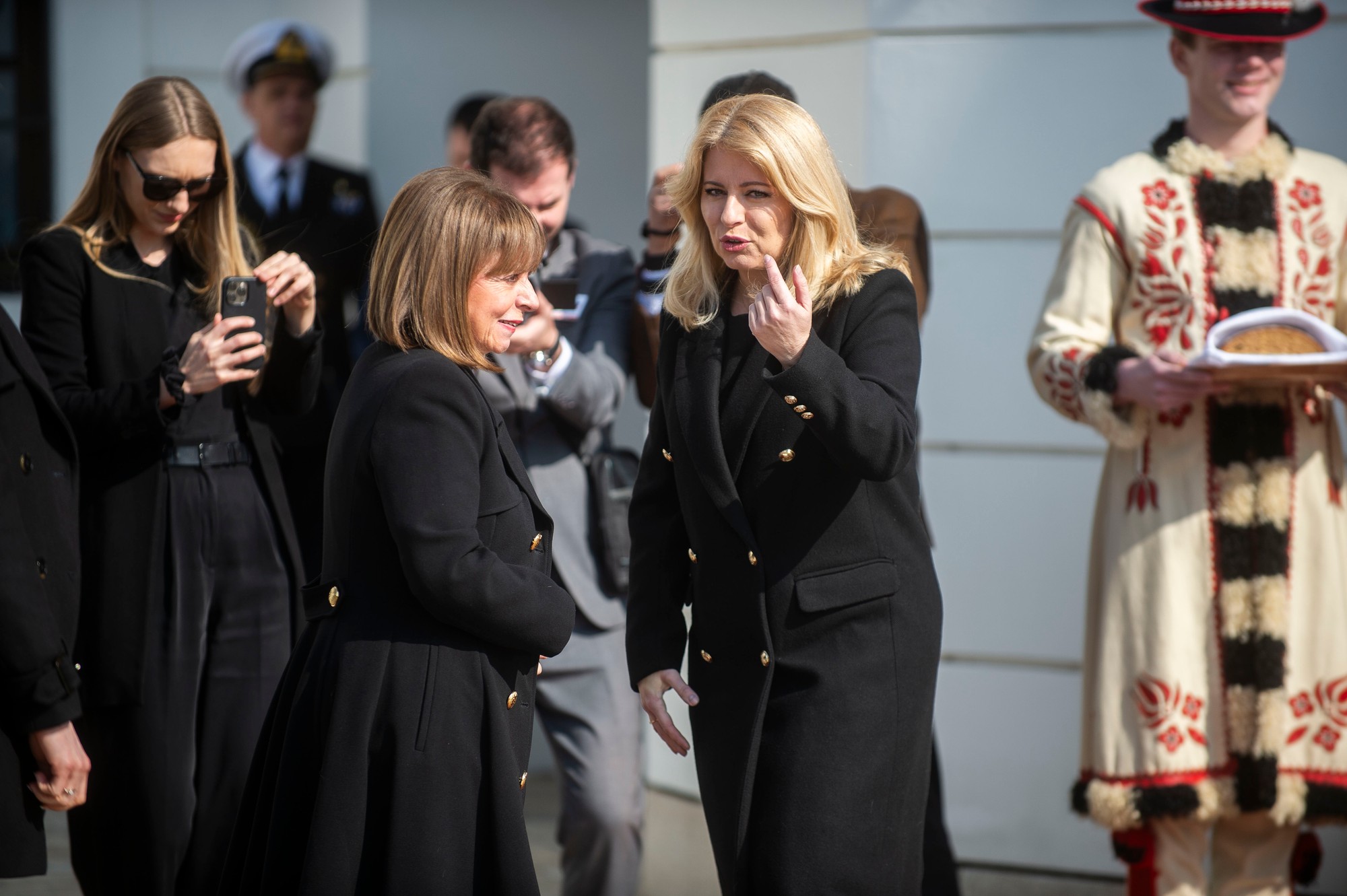 Grécka prezidentka  Katerina Sakellaropulová a prezidentka SR Zuzana Čaputová počas oficiálnej návštevy v Prezidentskom paláci v Bratislave.