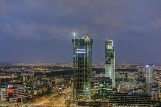 Najwyższy biurowiec w Polsce ma już 180 metrów. Zobacz najnowsze zdjęcia Warsaw Spire