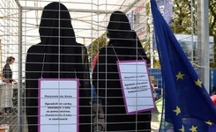 'Tu jest Polska, nie Salwador', 'Nasze życie, nasze ciała'. Przed Sejmem demonstracja 'Za pięć dwunasta - Ratujmy Kobiety'