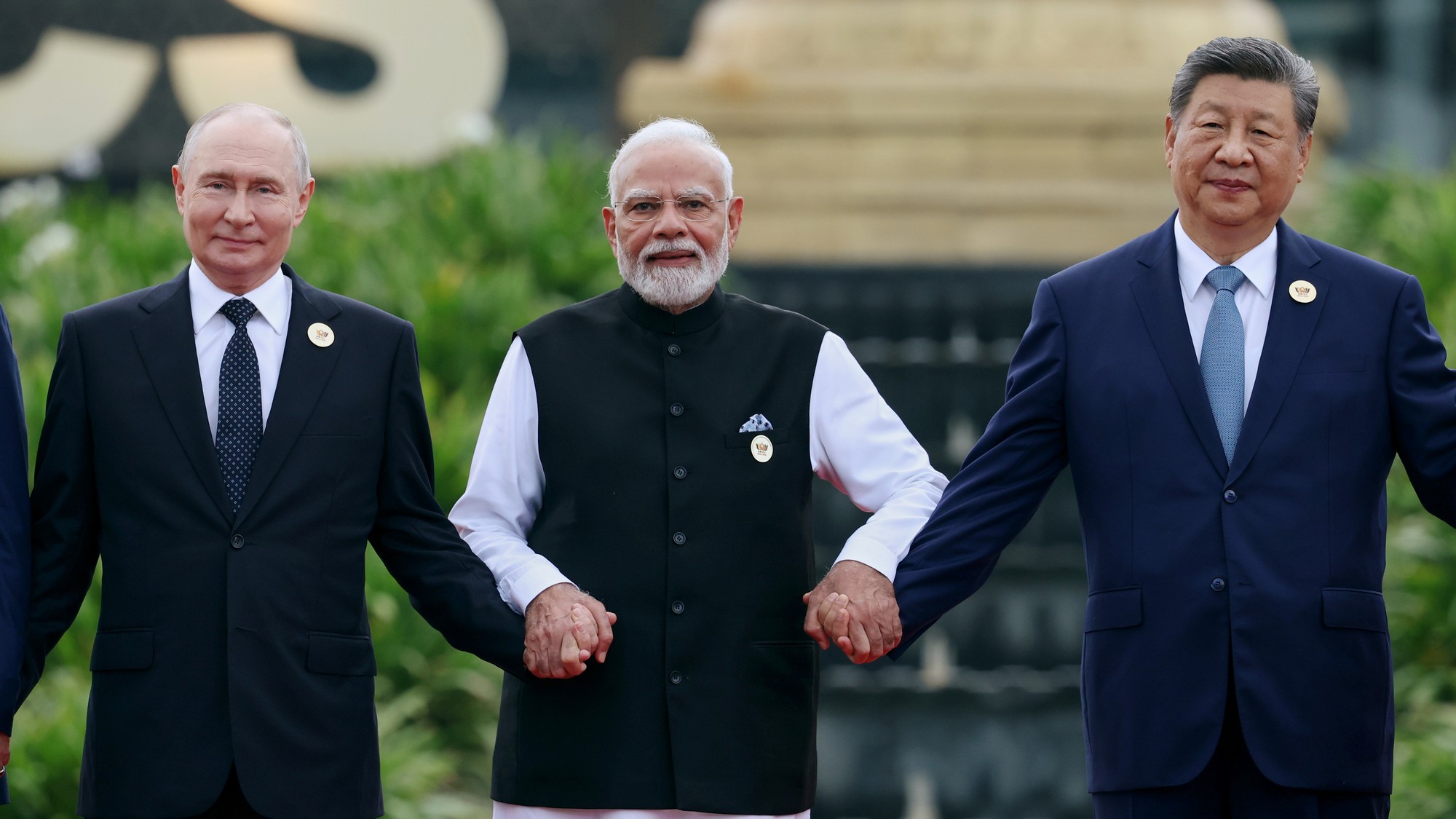 Ruský prezident Vladimir Putin (vľavo), indický premiér Narendra Modi (v strede) a čínsky prezident Si Ťin-pching