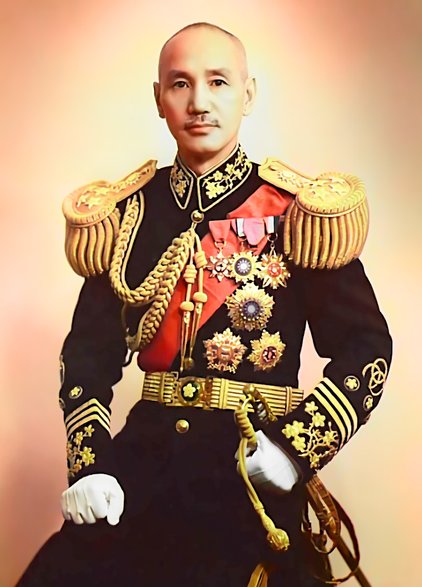  Marszałek Chiang Kai-shek (1887–1975). Chiang sprawował urząd prezydenta Tajwanu od 1950 r. do śmierci. Rządził twardą ręką, bezlitośnie tępiąc wszelkie przejawy opozycji. Wyznacznikiem jego polityki było przekonanie, że jak długo Tajwan pozostaje w rękach Kuomintangu, komuniści nigdy nie wygrają. Po śmierci Chianga władzę w Republice Chińskiej na Tajwanie przejął jego syn Chiang Ching-kuo. Wikipedia [Public Domain]