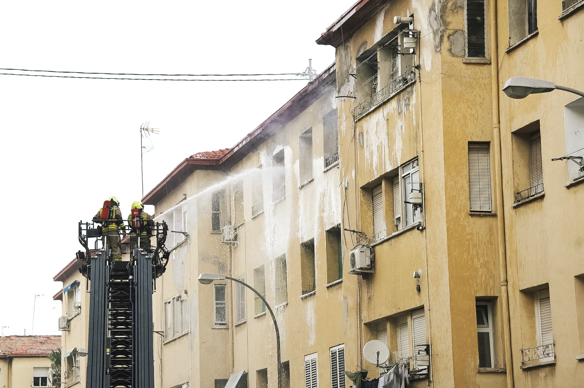 Evacúan 36 viviendas y hospitalizan a 6 personas por incendio en edificio público de Alicante