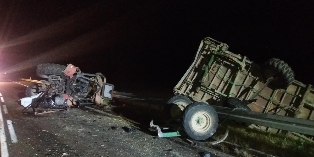 Wypadek na Podlasiu. Bus wbił się w ciągnik