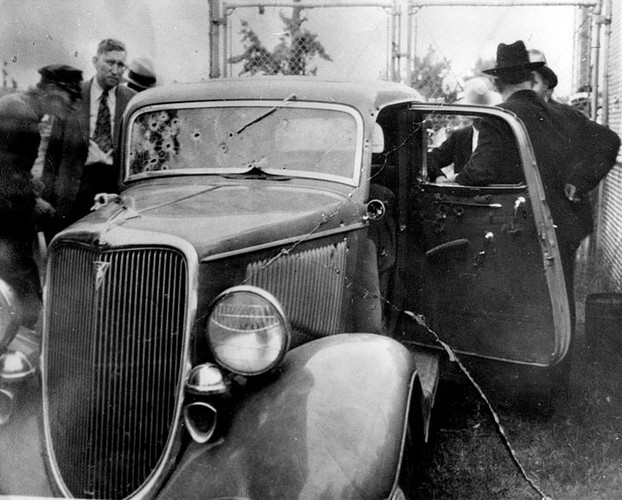 Podziurawiony policyjnymi pociskami samochód Bonnie i Clyde'a, ford V-8 (źródło: Dallas Municipal Archives photo)
