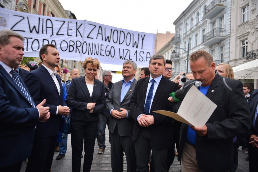 Pracownicy Wojskowych Zakładów Lotniczych manifestowali poparcie dla inwestycji Airbusa w Łodzi