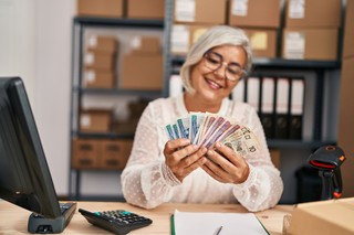 Płaca minimalna odchudzana na raty. Zobacz, kiedy zrówna się z wynagrodzeniem zasadniczym