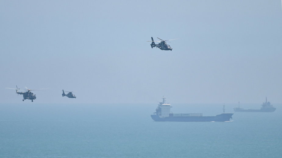 Chińskie helikoptery wojskowe przelatują nad chińską wyspą Pingtan tuż przy Cieśninie Tajwańskiej. 4 sierpnia 2022 r.