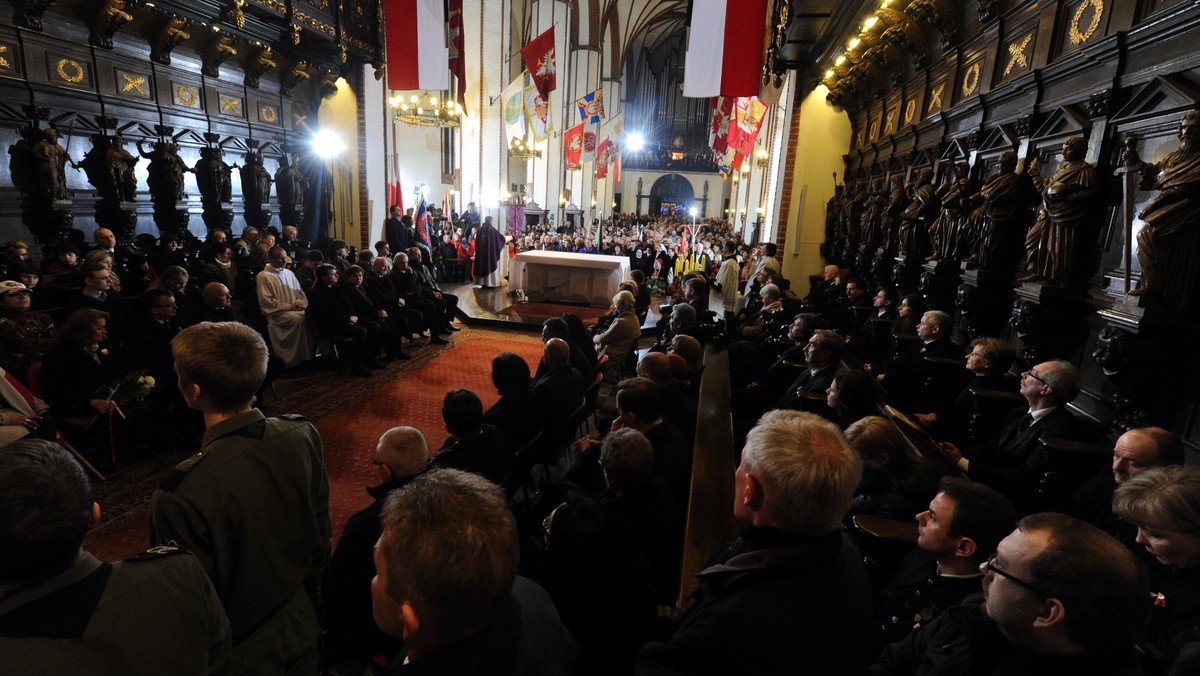 "Uderzeniem w twarz naszej ojczyzny" nazwał biskup kielecki Kazimierz Ryczan rosyjską wymianę polskiej tablicy, która upamiętniała w Smoleńsku ofiary katastrofy sprzed roku. - Powiedzieli przez to: prawda jest tylko nasza, wasza się nie liczy - mówił biskup w niedzielnej homilii.