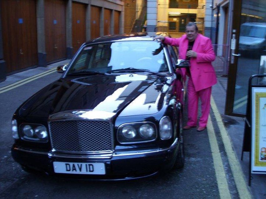 Dejvid Vest je bio poznat po svom ekstravagantnom stilu života, koji vizuelno a i po poreklu (počeci na pijaci) podseća na kultnog Del Boja iz "Mućki"