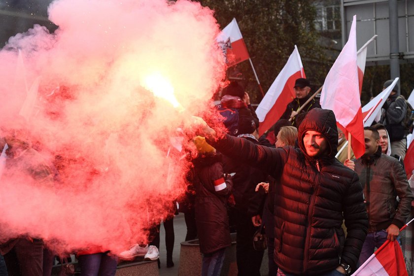 Duda przemawia, a za jego plecami coś co powinno zakończyć marsz