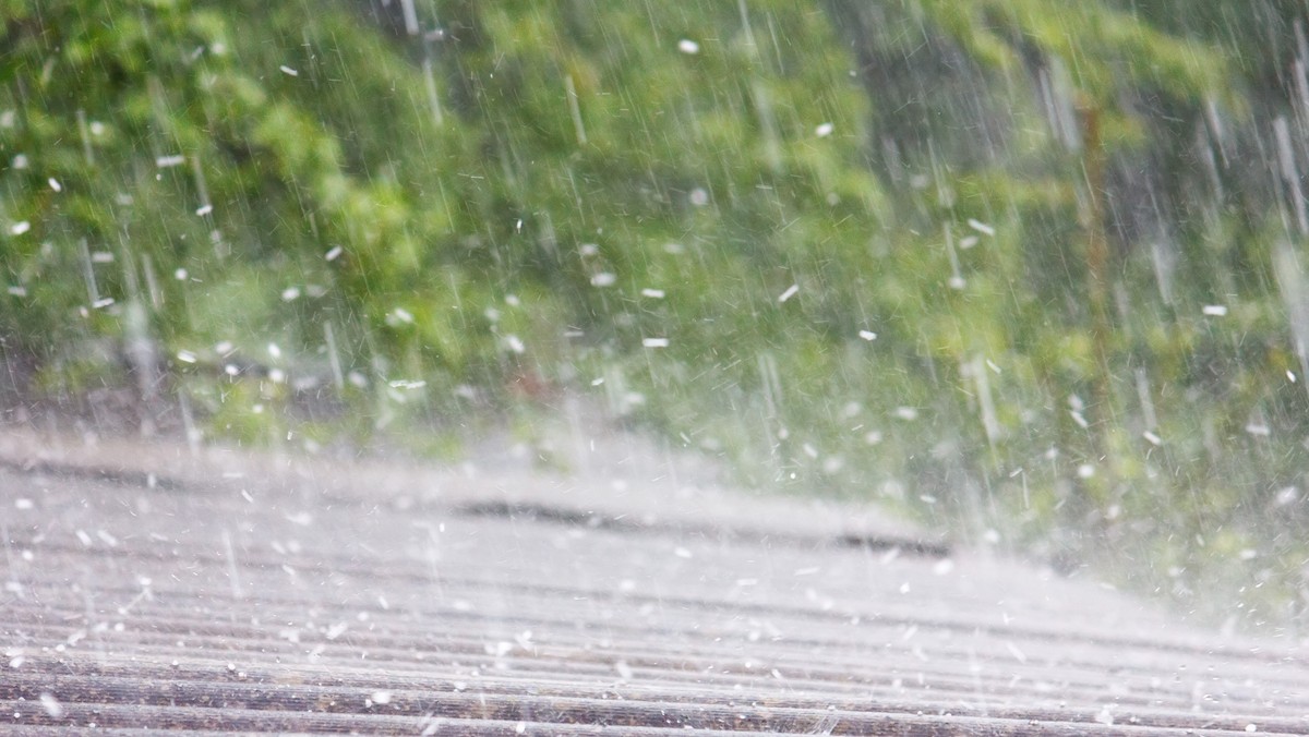 Instytut Meteorologii i Gospodarki Wodnej wydał w piątek po południu ostrzeżenia przed burzami z gradem dla woj. podkarpackiego, małopolskiego, śląskiego, opolskiego, dolnośląskiego, świętokrzyskiego, południa woj. łódzkiego oraz zachodniej części woj. pomorskiego.