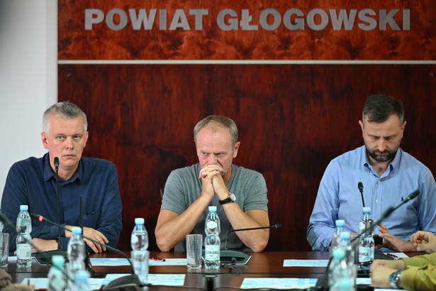 Głogów, 21.09.2024. Premier Donald Tusk (C), wicepremier, minister obrony narodowej Władysław Kosiniak-Kamysz (P) oraz szef MSWiA Tomasz Siemoniak (L) podczas sztabu kryzysowego w Głogowie na Dolnym Śląsku