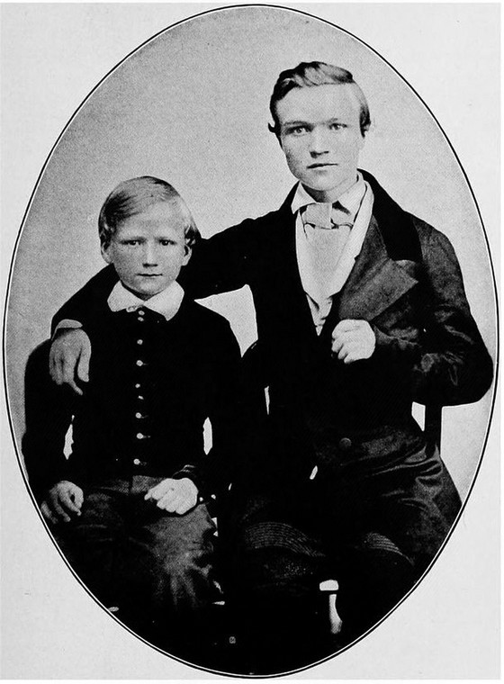 Gdy rodzina Carnegie postanowiła wyemigrować do Stanów Zjednoczonych, Andrew miał zaledwie 12 lat. Od razu rozpoczął pracę – najpierw w przędzalni bawełny, a następnie został roznosicielem telegramów. Na zdjęciu z bratem Thomasem