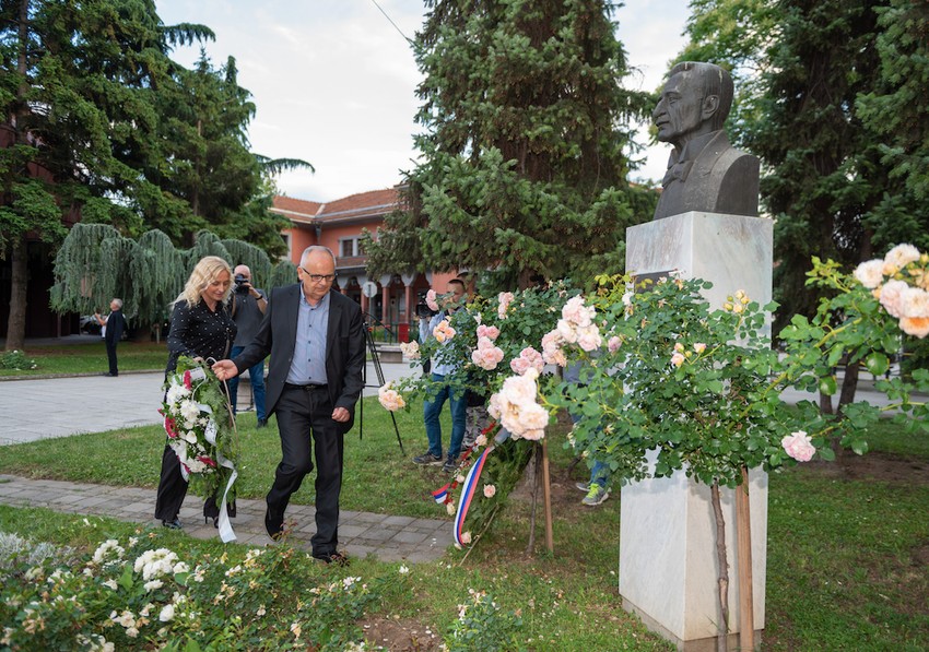 Organizatori su položili vence na spomenik velikom piscu
