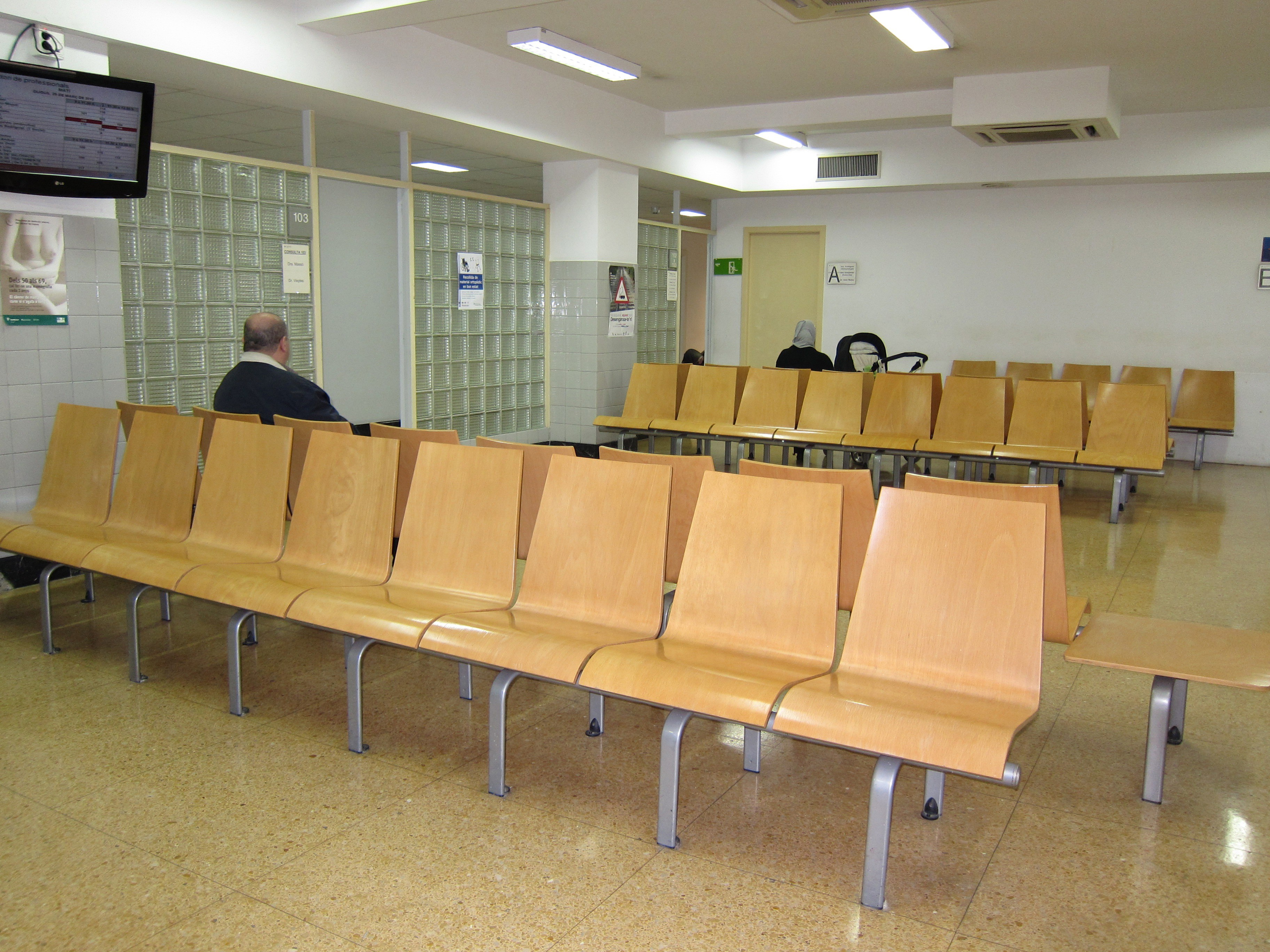 Colapso por gripe: Médicos piden que urgencias emitan bajas laborales