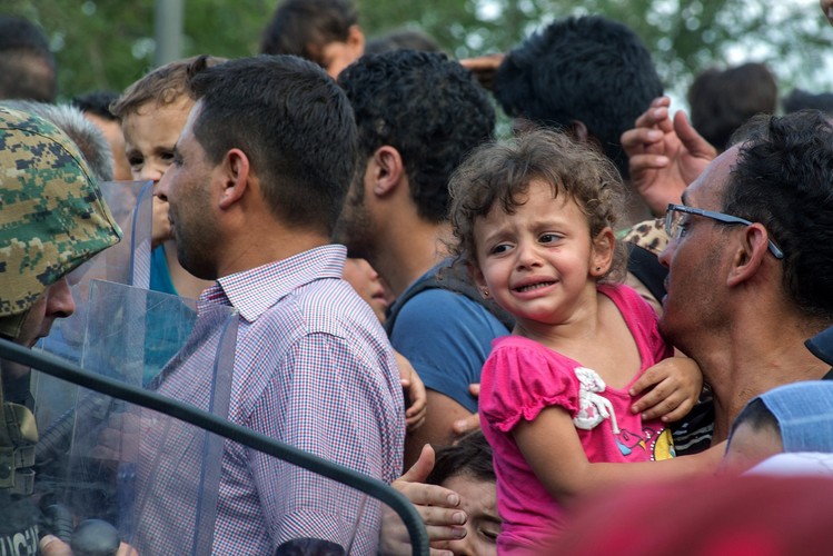 Koszmar uchodźców. Tysiące imigrantów kontra policja na granicy grecko-macedońskiej
