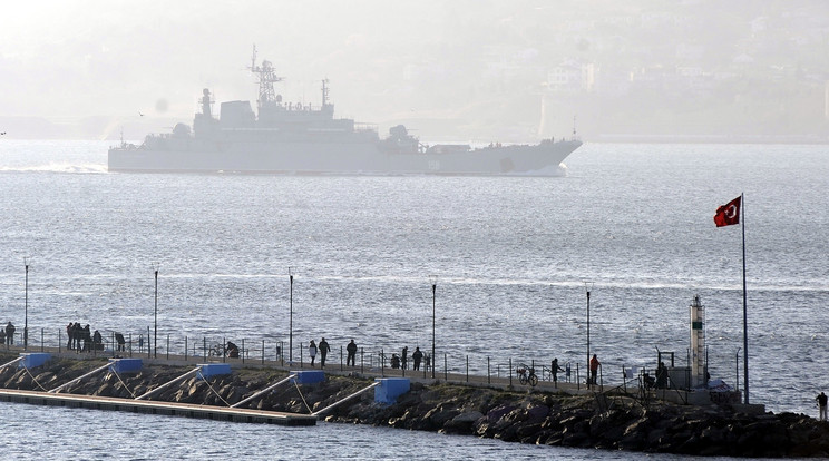 A hadihajó figyelmeztető lövéseket adott le / Fotó:AFP