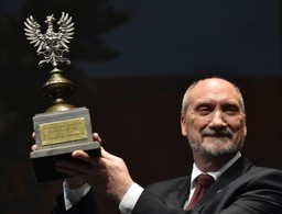 Macierewicz odebrał nagrodę "Patriota Roku 2016". Podziękował Rydzykowi za ukształtowanie nowego pokolenia Polaków