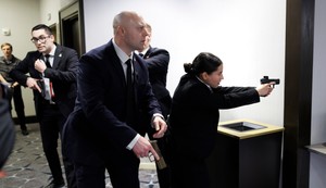 Agenti Tajne službe u hotelu nakon pucnjave tokom večere Donalda Trampa sa novinarima u Vašingtonu 25. aprila