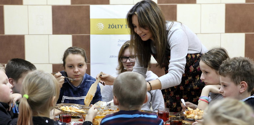 Pomaga niedożywionym dzieciom w Polsce