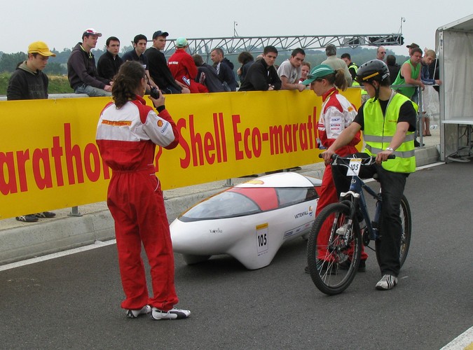 Obudowa przednich kół zmniejsza opory powietrza.