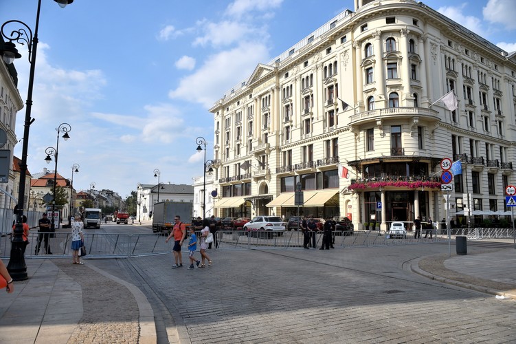 Barierki na Krakowskim Przedmieściu w Warszawie