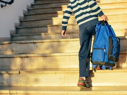 100 konkretów na 100 dni. Lekkie plecaki, szafki i wersje elektroniczne podręczników