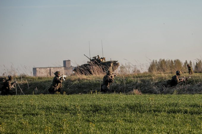 Szturm Spadochroniarzy 6 Brygady Powietrznodesantowej na obiekt broniony przez kanadyjski OPFOR podczas ćwiczeń Swift Response-22 na Łotwie 