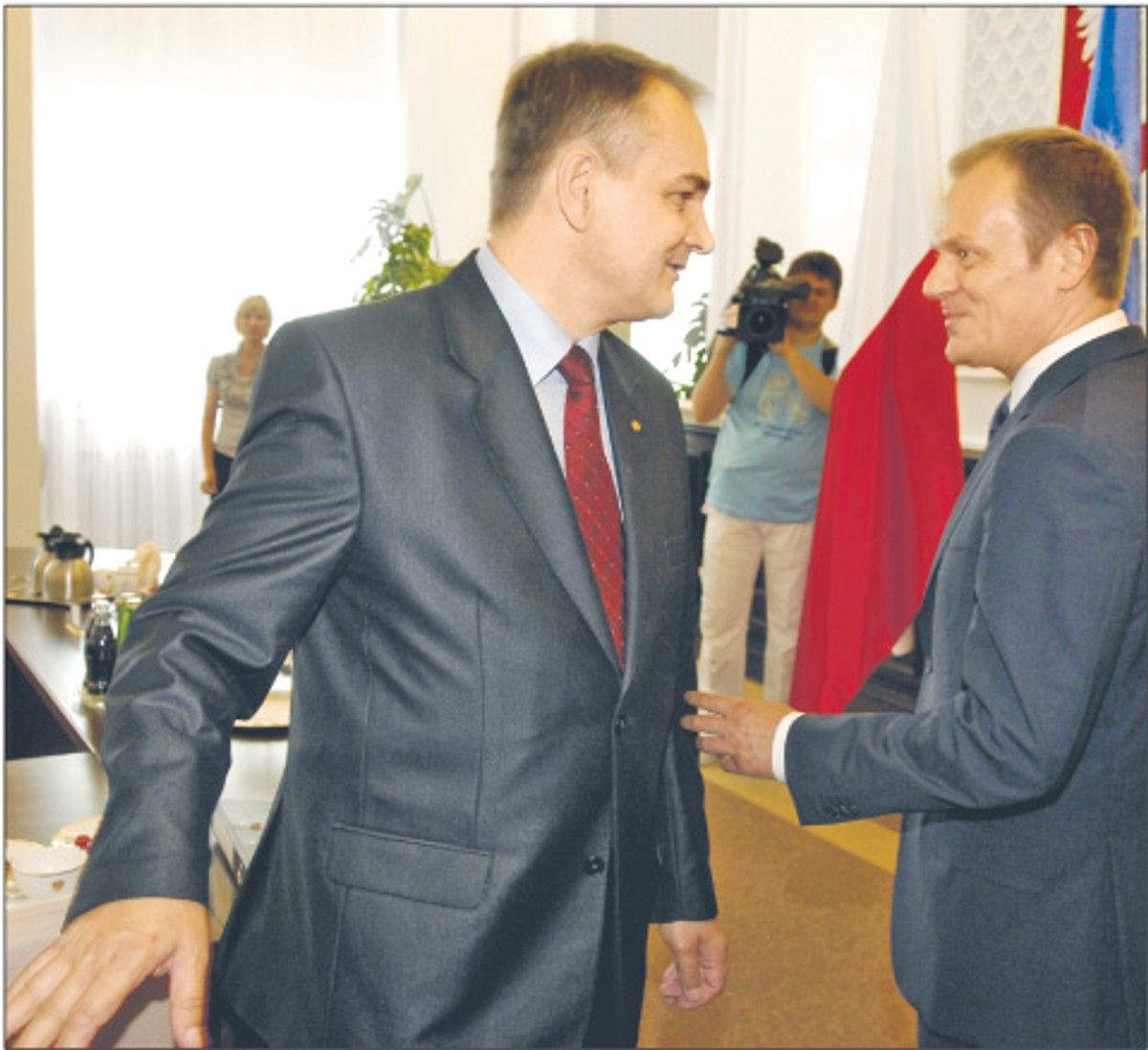 Waldemar Pawlak i Donald Tusk uzgodnili, że kredytobiorcy będą mogli spłacać pożyczki w walucie, w której się zadłużyli Fot. Artur Chmielewski