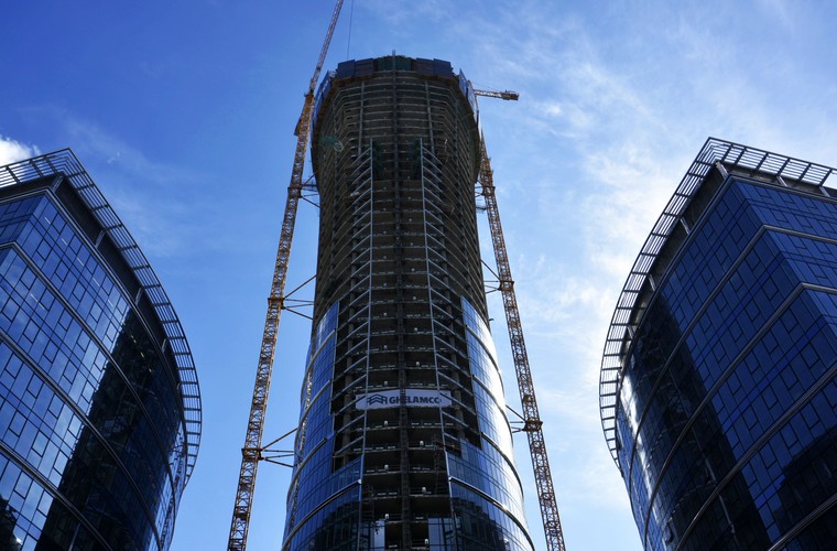 Najwyższy biurowiec A będzie oferował 60 tys. m2 powierzchni biurowej. Pozostałe dwa niższe budynki – po 20 tys. m2 każdy. Powierzchnia typowego piętra w kompleksie wynosi od 1 300 m2 do 1 700 m2.