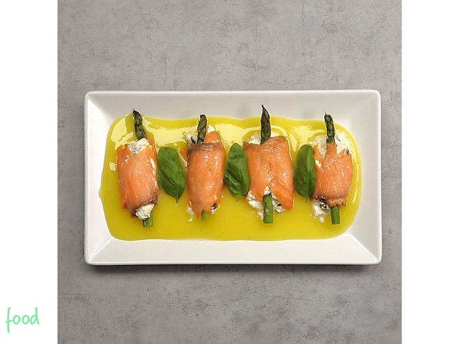 Noizz_food_Rolnice_dimljenog_lososa_sa_sirom_i_asparagusom_safe