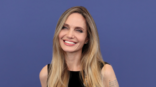Kiközösítés, önsértés és lázadás jellemezte Angelina Jolie fiatalkorát, mielőtt a világ legismertebb nőjévé vált