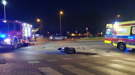 Motocyklista z pasażerką roztrzaskał się o forda