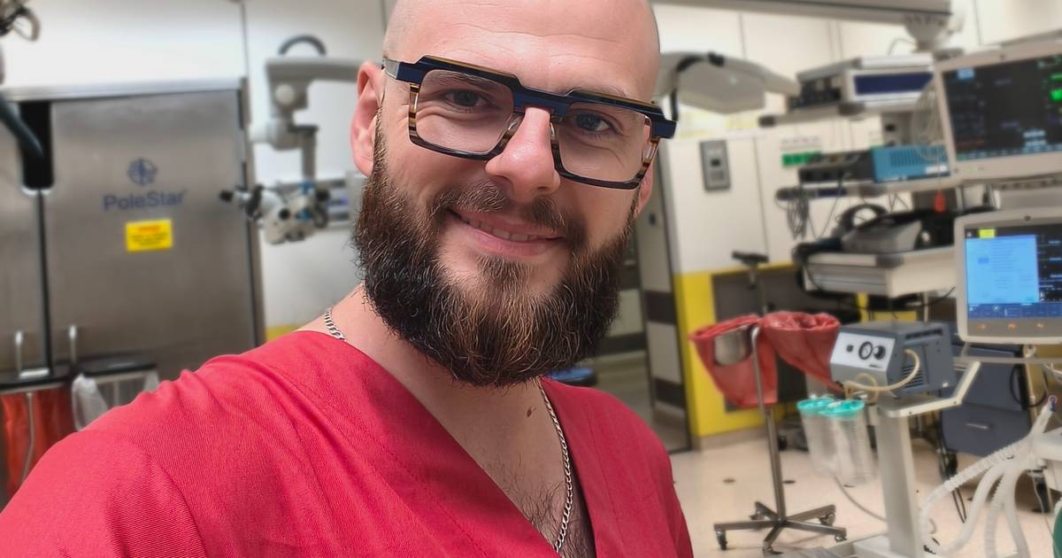 Szymon jest pielęgniarzem. "Można zarobić ponad 10 tys. zł brutto"