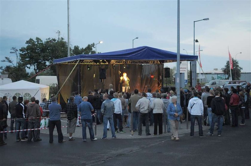 Pazura pod sklepem występował do kotleta! FOTO