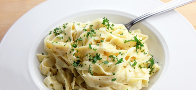 Pyszny obiad na poniedziałek. Podajemy przepis, Ty gotujesz. Fettuccine Alfredo, ulubiony makaron gwiazd