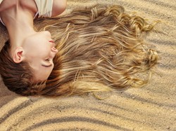 Włosy na wakacjach nie muszą ucierpieć - urlopowa profilaktyka