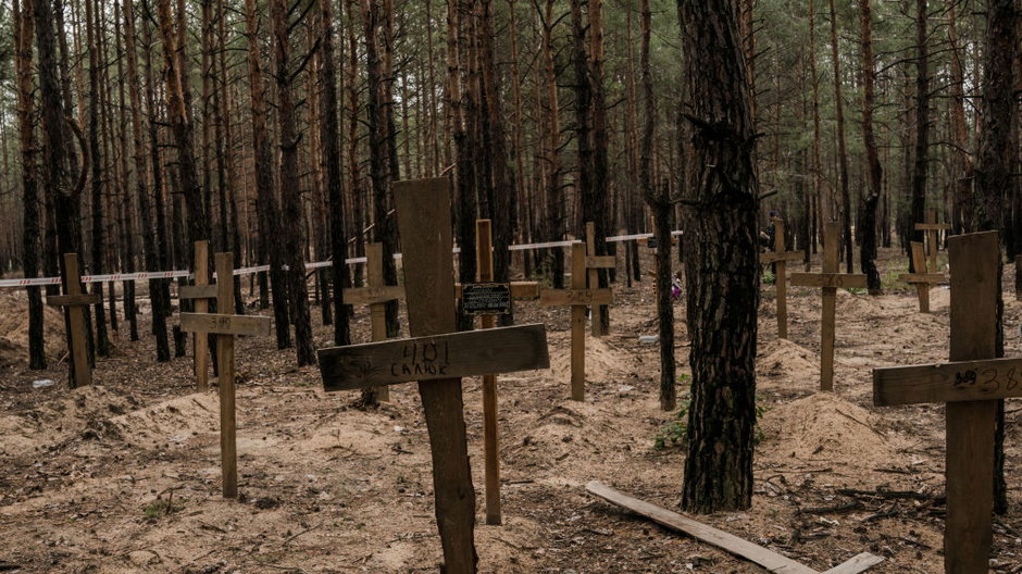 W Iziumie odkryto 450 masowych grobów. Rosjanie zrobili tam to, co w Buczy