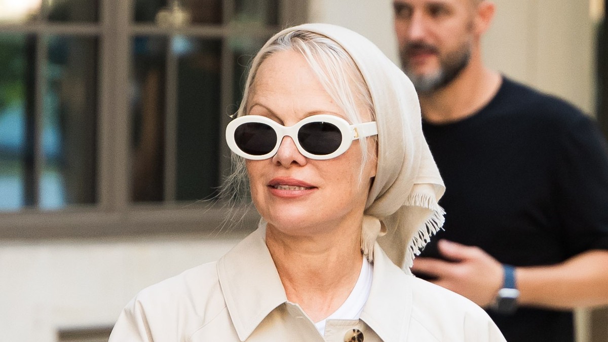 Pamela Anderson u besprekornom jesenjem izdanju oživela stil diva zlatnog doba Holivuda
